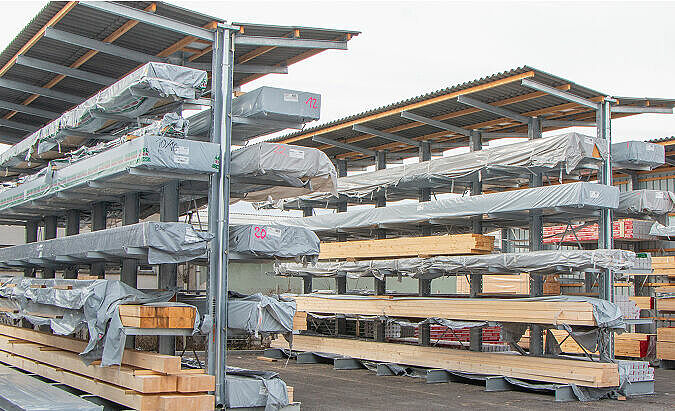 Kragarmregale beidseitig mit Dach